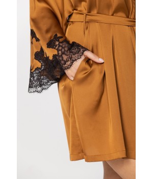 Parte superior de bata ajustada en negro y naranja